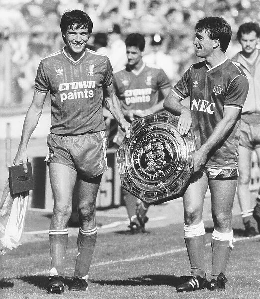 Alan Hansen of Liverpool and Kevin Ratcliffe of Everton Aug 1986 at Wembley holding
