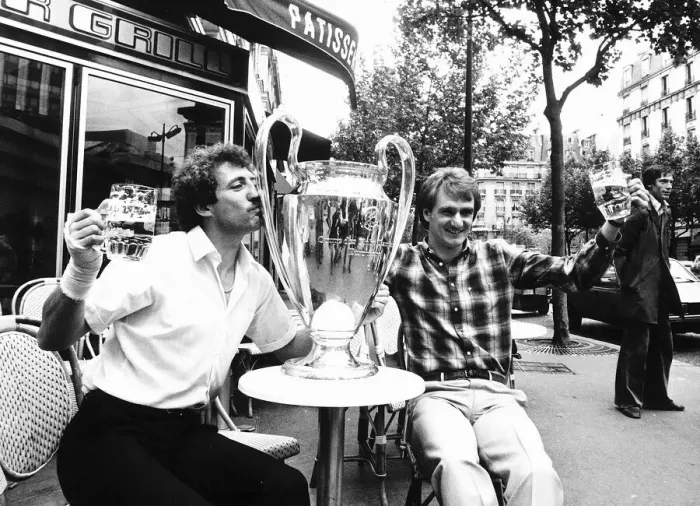 Framed Print : Alan Kennedy of Liverpool kisses the European Cup 1981 after victory over Real