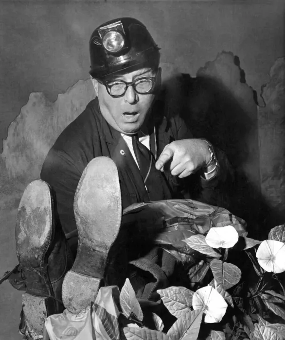Framed Print : Alan Melville prepares to dispose of the body. January 1961 P011536 Framed Print : Alan Melville prepares to dispose of the body. January 1961 P011536