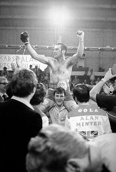 Alan Minter arms raised in celebration after beating Vito Antuofermo at Caesars Palace