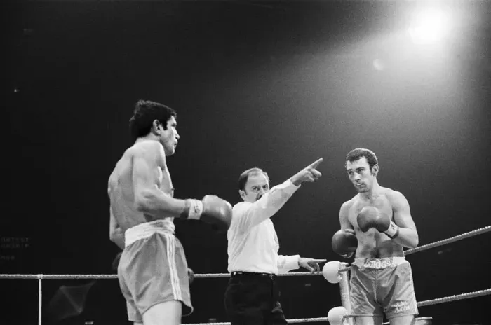 Framed Print : Alan Minter vs Gratien Tonna (second fight) for the European middleweight title at Empire