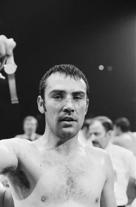 Framed Print : Alan Minter vs Gratien Tonna (second fight) for the European middleweight title at Empire