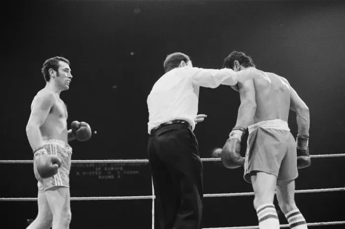 Framed Print : Alan Minter vs Gratien Tonna (second fight) for the European middleweight title at Empire Framed Print : Alan Minter vs Gratien Tonna (second fight) for the European middleweight title at Empire