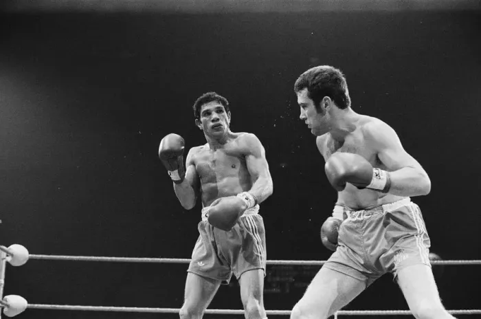 Framed Print : Alan Minter vs Gratien Tonna (second fight) for the European middleweight title at Empire Framed Print : Alan Minter vs Gratien Tonna (second fight) for the European middleweight title at Empire