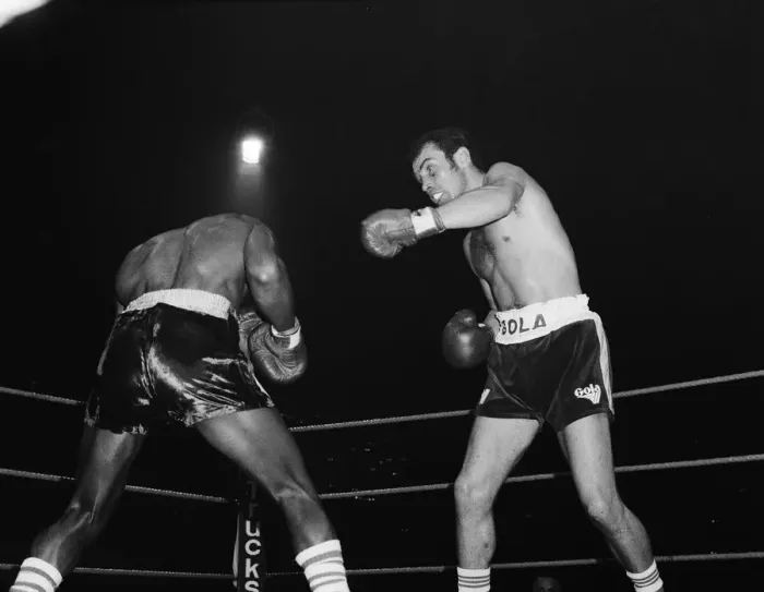 Framed Print : Alan Minter vs. Marvin Hagler, WBA and WBC world middleweight title fight, Wembley Arena Framed Print : Alan Minter vs. Marvin Hagler, WBA and WBC world middleweight title fight, Wembley Arena