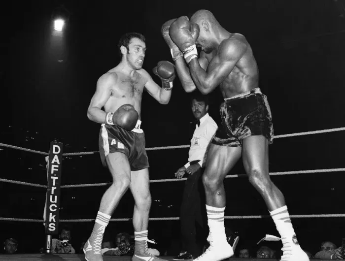 Framed Print : Alan Minter vs. Marvin Hagler, WBA and WBC world middleweight title fight, Wembley Arena Framed Print : Alan Minter vs. Marvin Hagler, WBA and WBC world middleweight title fight, Wembley Arena