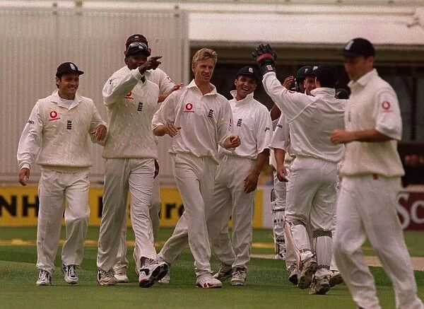 Alan Mullally celebrates wicket of Roger Towse July 1999 with rest of England