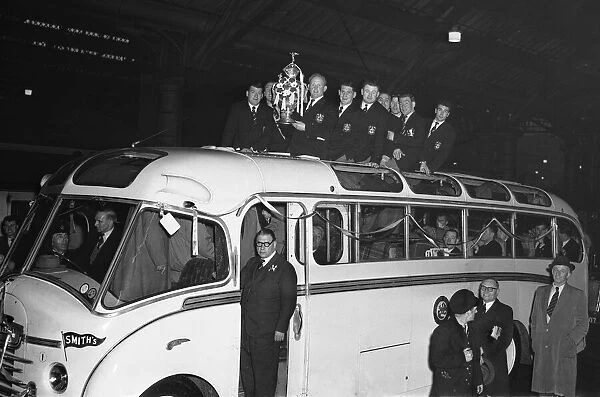 Alan Prescott holds the Rugby League Cup aloft as the St Helens team arrive at the Town