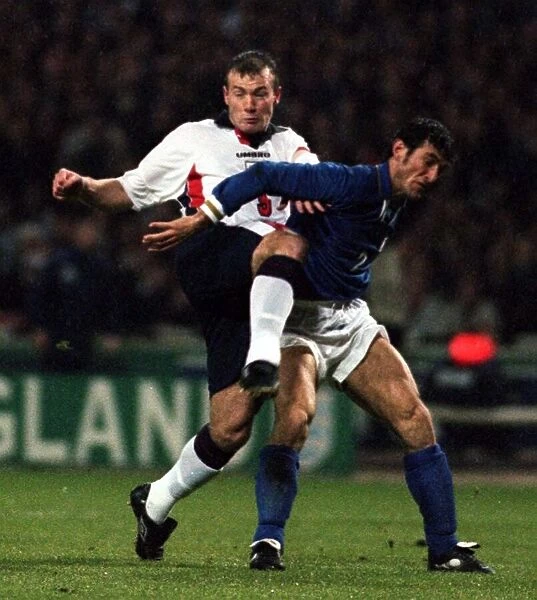 ALAN SHEARER IN ACTION FOR ENGLAND AGAINST CIRO FERRARA OF ITALY - F  /  L