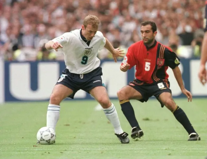 Framed Print : Alan Shearer of England holds off Spains Abelardo as England win their quarter final Framed Print : Alan Shearer of England holds off Spains Abelardo as England win their quarter final