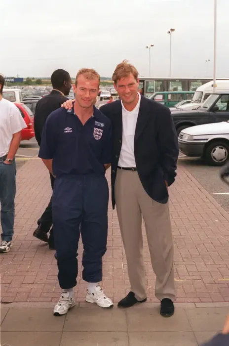 Framed Print : ALAN SHEARER AND GLENN HODDLE BEFORE ENGLAND LEAVE FOR MOLDOVA - AUG Framed Print : ALAN SHEARER AND GLENN HODDLE BEFORE ENGLAND LEAVE FOR MOLDOVA - AUG
