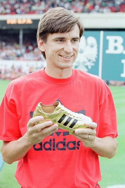 Alan Smith, 1991 Golden Boot Winner with 23 goals, presentation ceremony ahead of League