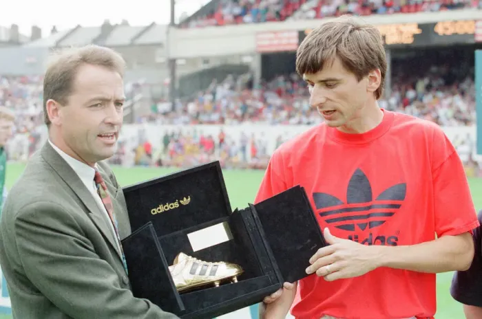 Framed Print : Alan Smith, 1991 Golden Boot Winner with 23 goals, presentation ceremony ahead of League Framed Print : Alan Smith, 1991 Golden Boot Winner with 23 goals, presentation ceremony ahead of League