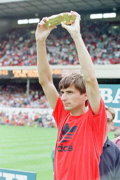 Alan Smith, 1991 Golden Boot Winner with 23 goals, presentation ceremony ahead of League
