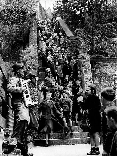 Albert Merrin at foot of the Jacobs Ladder steps playing to appreciative audience of