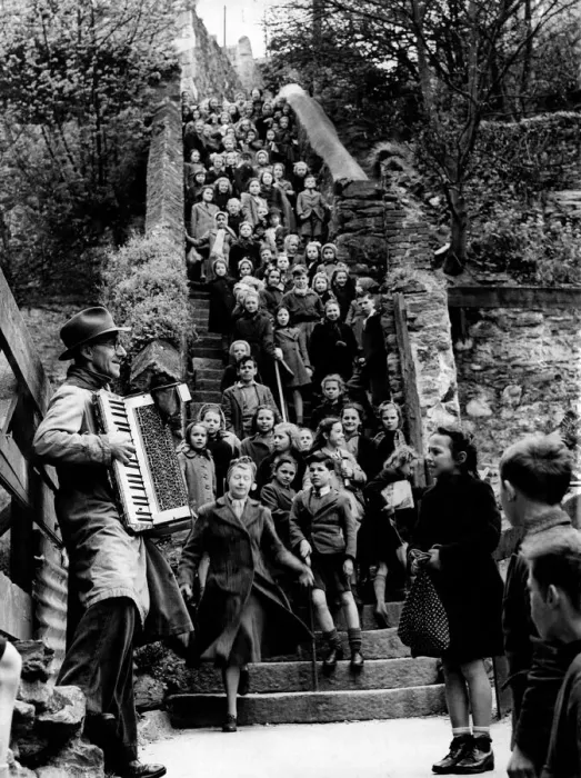 Framed Print : Albert Merrin at foot of the Jacobs Ladder steps playing to appreciative audience of Framed Print : Albert Merrin at foot of the Jacobs Ladder steps playing to appreciative audience of