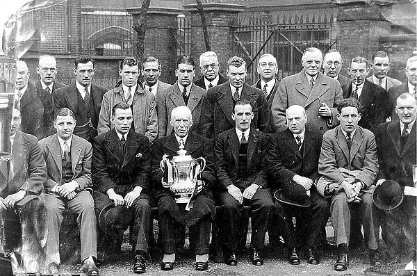 ALDERMAN J LUNN (HOLDING F. A. CUP), WITH THE TEAM AND DIRECTORS OF NEWCASTLE UTD
