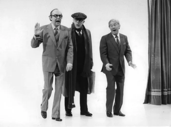 Framed Print : Alec Guinness with Morecambe and Wise, filming their Christmas TV Special - December 1980 Framed Print : Alec Guinness with Morecambe and Wise, filming their Christmas TV Special - December 1980