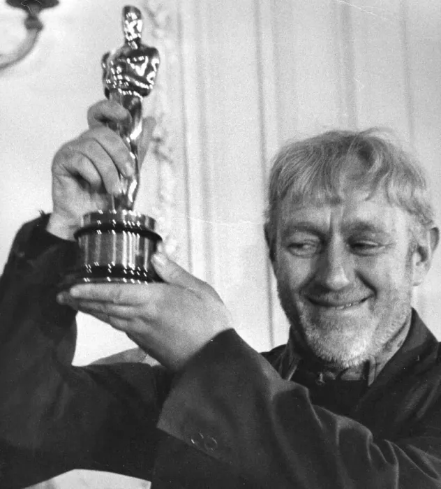 Framed Print : Alec Guinness receiving his Oscar for Best Actor in The Bridge on the River Kwai Framed Print : Alec Guinness receiving his Oscar for Best Actor in The Bridge on the River Kwai