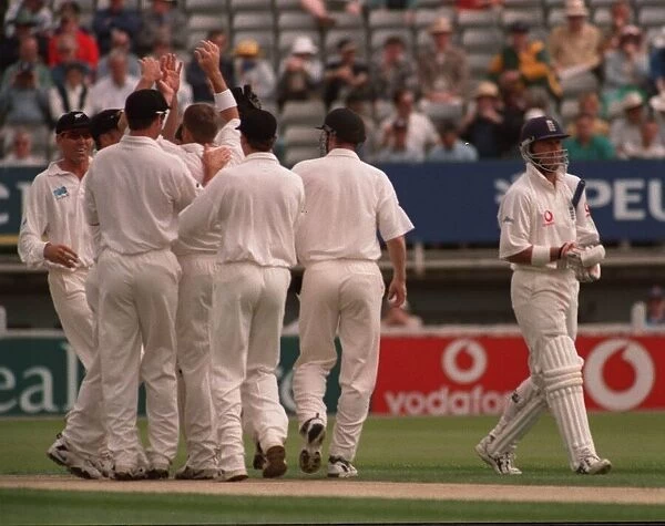 Alec Stewart Cricket Player Of England July 1999 Walks Back To The Pavillion