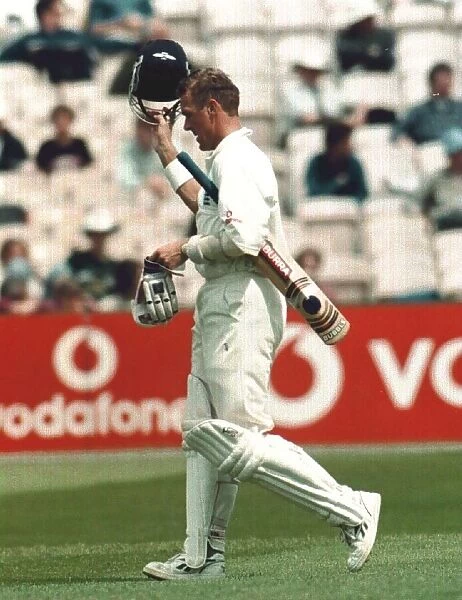 Alec Stewart England cricket team captain July 1998 Acknowledges the applause as he