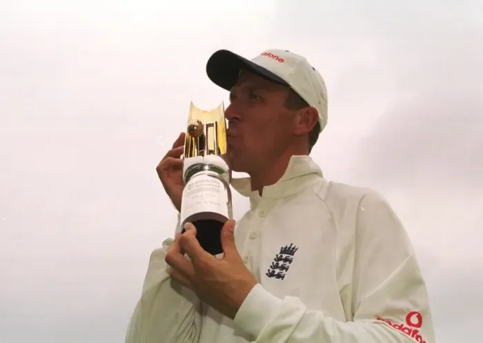 Framed Print : Alec Stewart kisses trophy at Headingley August 1998 after England had beaten South Framed Print : Alec Stewart kisses trophy at Headingley August 1998 after England had beaten South