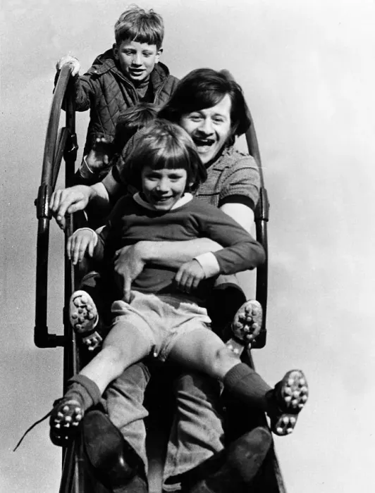Framed Print : Alex Higgins former World Snooker Champion 1983 with two children holding on to