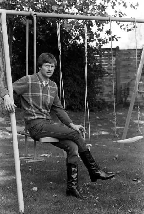 Framed Print : Alex Higgins former World Snooker Champion 1983 has a swing in his garden Framed Print : Alex Higgins former World Snooker Champion 1983 has a swing in his garden