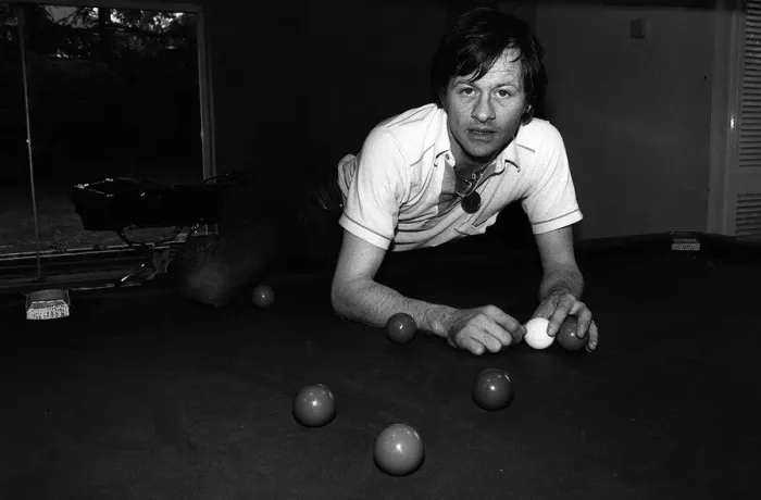 Framed Print : Alex Higgins World Snooker champion at his home 1982 sets up the balls on his