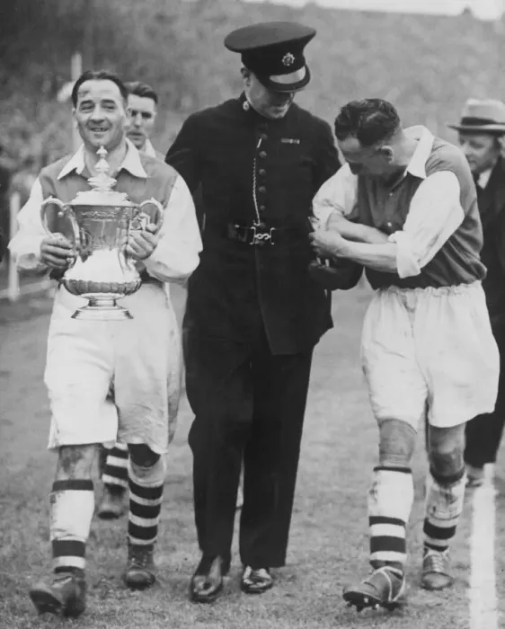 Framed Print : Alex James Arsenal Captain leaving the ground with the FA Cup after defeating Sheffield