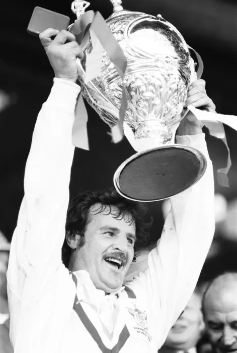Framed Print : Alex Murphy the Warrington Captain holds aloft the Challenge Cup after their victory over Framed Print : Alex Murphy the Warrington Captain holds aloft the Challenge Cup after their victory over