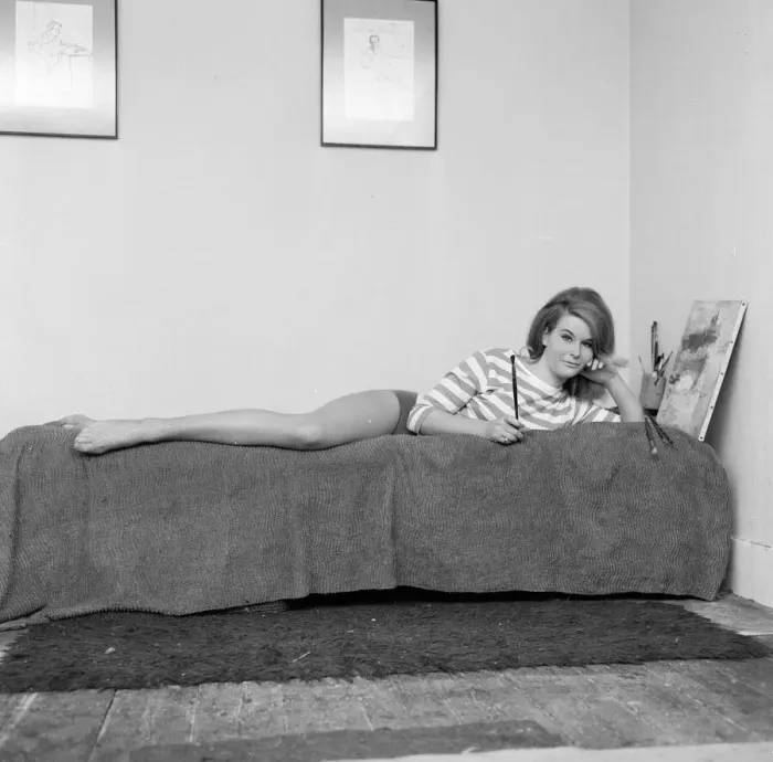 Framed Print : Alexandra Stevenson, professional actress and amateur painter, pictured at her flat