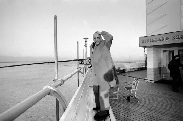 Framed Print : Alf Garnett in Eastbourne: Warren Mitchell as Garnett on the sea-front at Eastbourne
