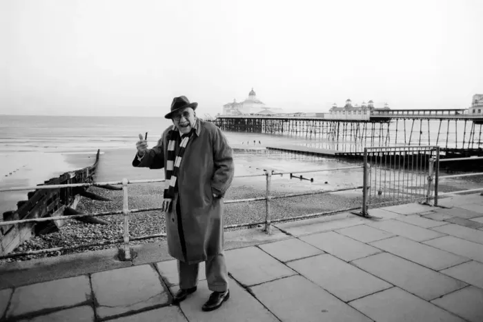 Framed Print : Alf Garnett in Eastbourne: Warren Mitchell as Garnett on the sea-front at Eastbourne Framed Print : Alf Garnett in Eastbourne: Warren Mitchell as Garnett on the sea-front at Eastbourne