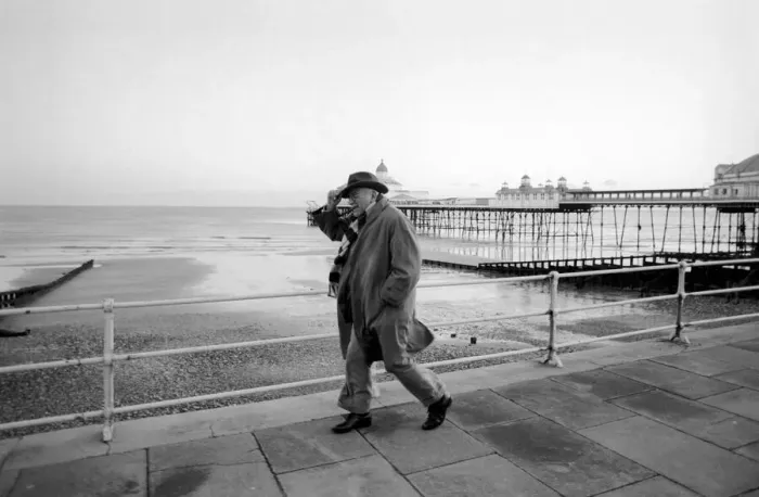 Framed Print : Alf Garnett in Eastbourne: Warren Mitchell as Garnett on the sea-front at Eastbourne