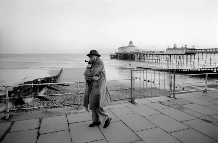 Framed Print : Alf Garnett in Eastbourne: Warren Mitchell as Garnett on the sea-front at Eastbourne