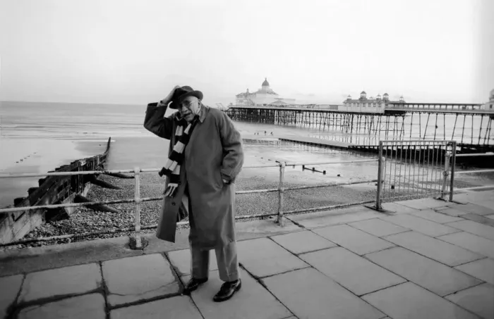 Framed Print : Alf Garnett in Eastbourne: Warren Mitchell as Garnett on the sea-front at Eastbourne Framed Print : Alf Garnett in Eastbourne: Warren Mitchell as Garnett on the sea-front at Eastbourne