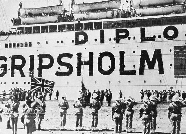 Algiers gave a great welcome to the Britain and U. S. Repatriated prisoners of war