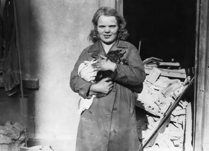 Framed Print : Alice Mitchell rescued, her kitten from a bombed house after an air raid by the German