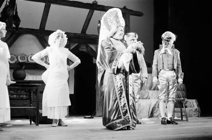 Framed Print : Alice in Wonderland, Photocall, Yvonne Arnaud Theatre, Millbrook, Guildford