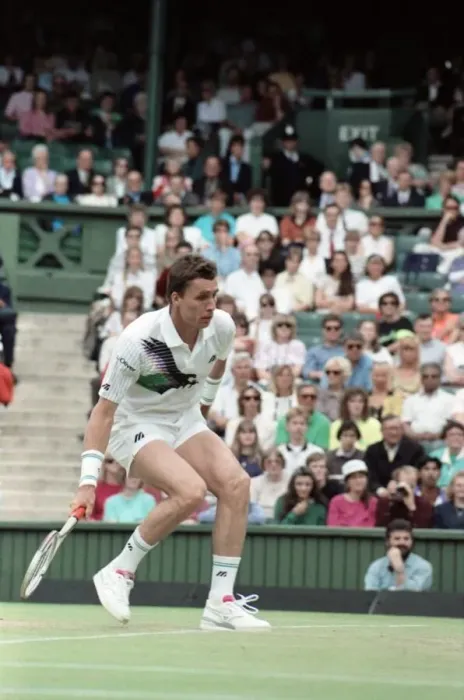 Framed Print : All England Lawn Tennis Championships at Wimbledon. Mens Singles Third Round match Framed Print : All England Lawn Tennis Championships at Wimbledon. Mens Singles Third Round match