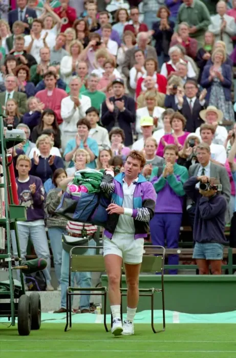 Framed Print : All England Lawn Tennis Championships at Wimbledon. Jimmy Connors leaves the court to