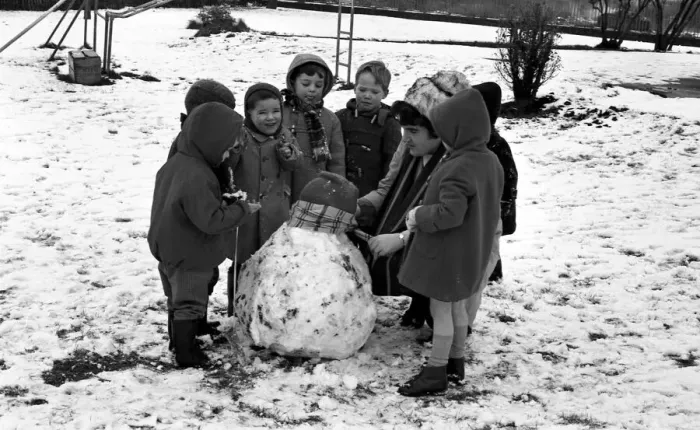 Framed Print : All eyes on teacher as she puts the finishing touches to asnowman at Binley Nursery Schoo Framed Print : All eyes on teacher as she puts the finishing touches to asnowman at Binley Nursery Schoo