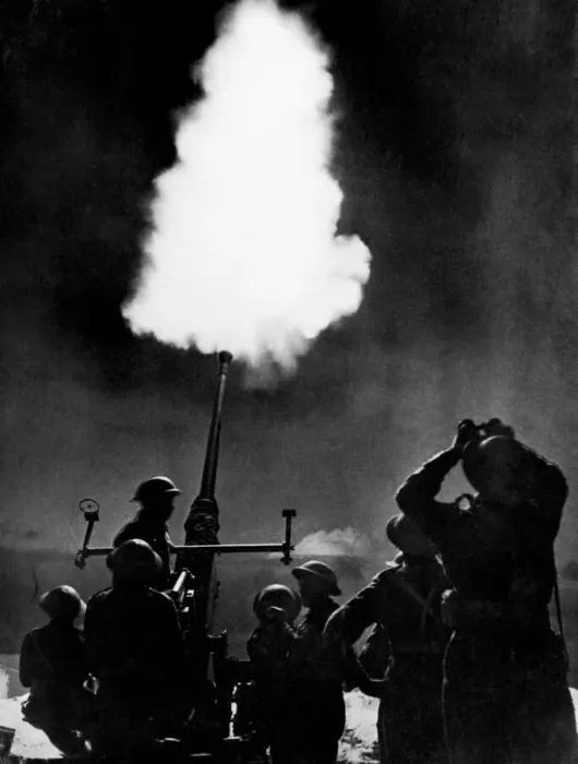 Framed Print : Allied forces operating a 40mm Bofors anti-aircraft gun battery in the final drive Framed Print : Allied forces operating a 40mm Bofors anti-aircraft gun battery in the final drive