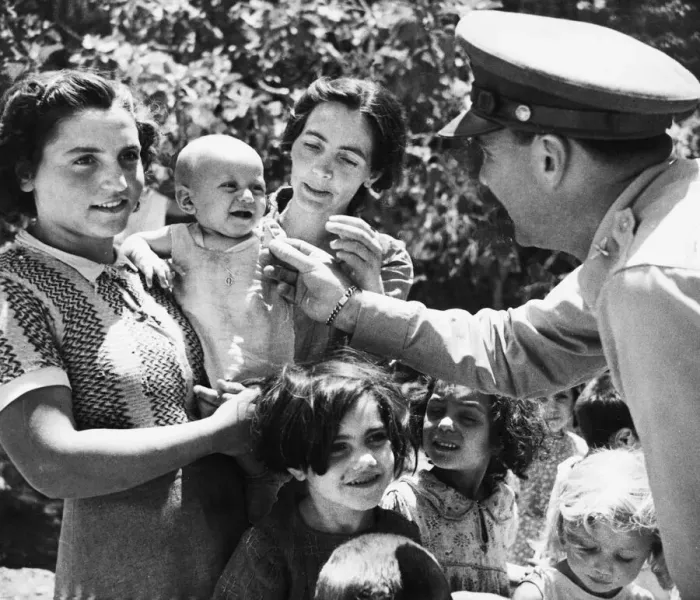 Framed Print : Allied soldiers meet Sicilian refugees during Second World War. 8th August 1943 Framed Print : Allied soldiers meet Sicilian refugees during Second World War. 8th August 1943