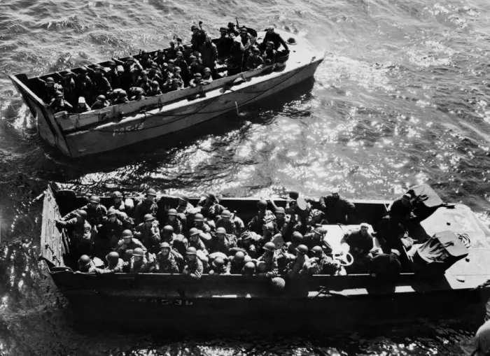 Framed Print : Allied troops in their landing craft during the successful invasion of France Framed Print : Allied troops in their landing craft during the successful invasion of France