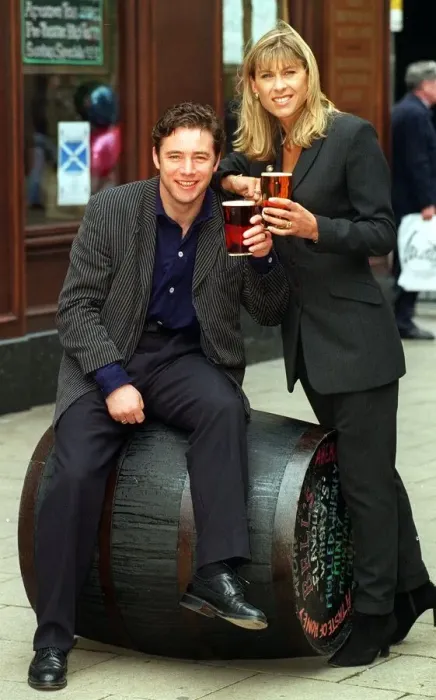 Framed Print : Ally McCoist and Sharron Davies launch Scottish pub week Framed Print : Ally McCoist and Sharron Davies launch Scottish pub week