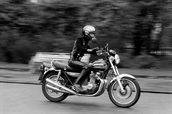 Alvin Stardust on a motorbike. January 1976 75-00022A-018