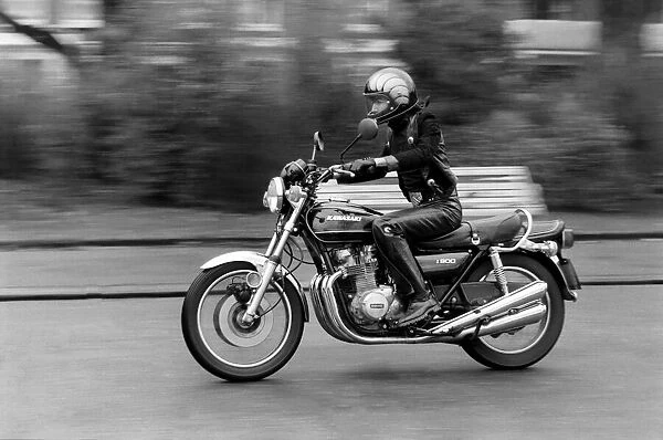 Alvin Stardust on a motorbike. January 1976 75-00022A-017