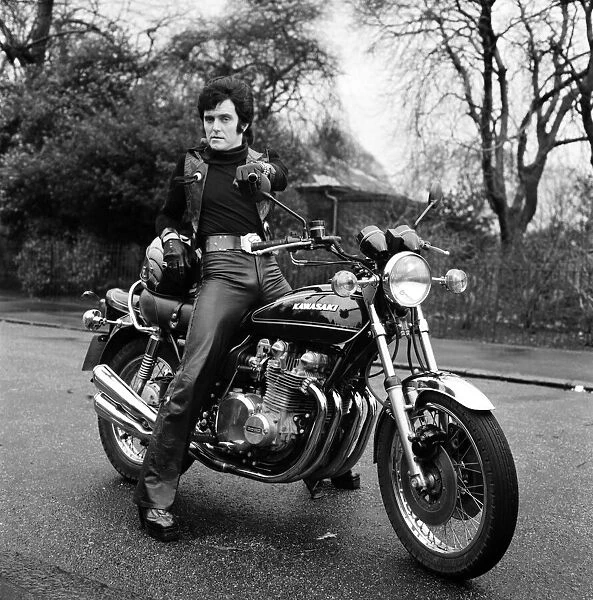Alvin Stardust on a motorbike. January 1976 75-00022A